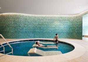 2 persone in una piscina in un edificio di RACV Cape Schanck Resort a Cape Schanck