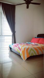 uma cama num quarto com uma janela em A&H 81 HOMESTAY ALOR SETAR em Alor Setar