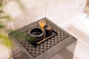 一宮的住宿－Hotel Zen Ichinomiya (Adult Only)，桌子上装有两把筷子的托盘