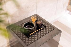 一宮市にあるHOTEL ZEN 一宮 (大人専用)のテーブル上に箸2本のトレイ