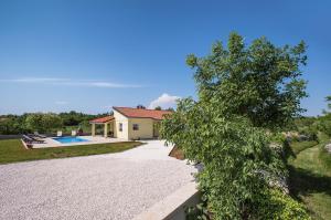 una villa con piscina y una casa en Villa Fiorina, en Krnica