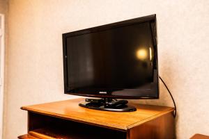 a flat screen tv sitting on top of a wooden table at Pelican Inn in Monterey
