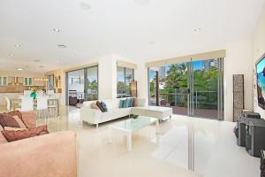 sala de estar con sofá y mesa en Deluxe on Water en Gold Coast