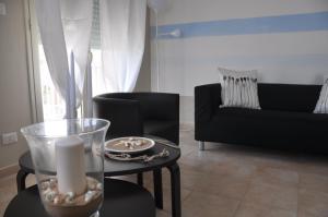 ein Wohnzimmer mit einem Sofa und einem Tisch mit einer Kerze in der Unterkunft la Moretta in Marina di Ragusa