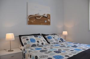 ein Schlafzimmer mit einem Bett mit Kissen darauf in der Unterkunft la Moretta in Marina di Ragusa