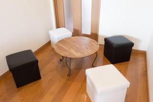 Zimmer mit einem Tisch und 2 Stühlen in der Unterkunft Nice Inn Hotel Ichikawa Tokyo Bay in Urayasu