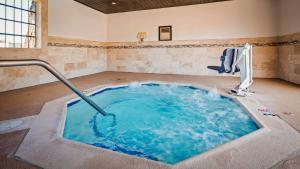 eine Whirlpool-Badewanne in einem Zimmer mit blauem Wasser in der Unterkunft Best Western Sonoma Winegrower's Inn in Rohnert Park