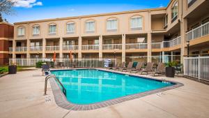 a swimming pool in front of a building at Best Western Plus Rancho Cordova Inn in Rancho Cordova