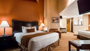 Postel nebo postele na pokoji v ubytování Best Western Plus Corning Inn + 9 fotografií