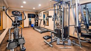 Fitness centrum a/nebo fitness zařízení v ubytování Best Western Plus Corning Inn