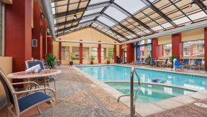 The swimming pool at or close to Best Western University Inn