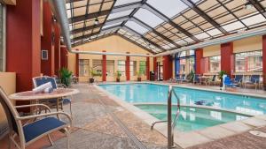 a swimming pool in a hotel with at Best Western University Inn in Fort Collins