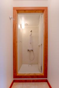 een badkamer met een douche en een glazen deur bij Cocoa Niseko in Niseko