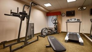 Fitness centrum a/nebo fitness zařízení v ubytování Best Western Plus Madison