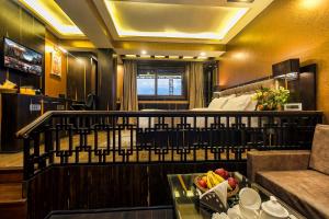 甘托克Amba Regency的酒店客房,配有床和餐桌,