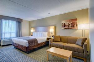 Säng eller sängar i ett rum på Best Western Royal Plaza Hotel and Trade Center