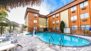 una piscina frente a un edificio con hotel en Best Western McCarran Inn, en Las Vegas