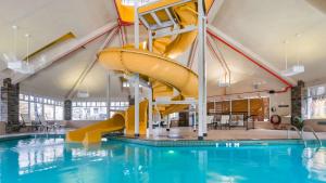 una piscina con un tobogán amarillo en un edificio en Pocaterra Inn & Waterslide, en Canmore