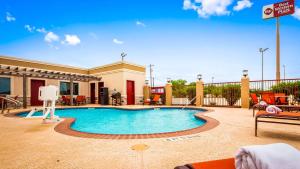 Bazén v ubytování Best Western Plus Dilley Inn & Suites nebo v jeho okolí