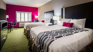 Postel nebo postele na pokoji v ubytování Best Western Plus Dilley Inn & Suites