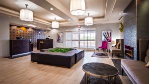 Posezení v ubytování Best Western Plus Dilley Inn & Suites