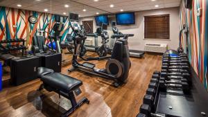 um ginásio com equipamento cardiovascular e máquinas de piso em Best Western Plus Pineville-Charlotte South em Charlotte