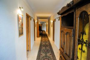 Televízia a/alebo spoločenská miestnosť v ubytovaní Hotel Krak