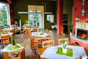 Reštaurácia alebo iné gastronomické zariadenie v ubytovaní Hotel Krak
