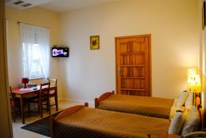 Televízia a/alebo spoločenská miestnosť v ubytovaní Hotel Krak