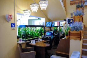 Reštaurácia alebo iné gastronomické zariadenie v ubytovaní Hotel Krak