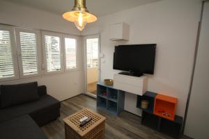Televízia a/alebo spoločenská miestnosť v ubytovaní Apartment Priska + 11 fotografií