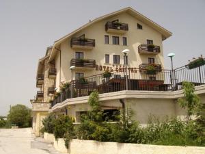 ein großes Gebäude mit Balkon auf der Seite in der Unterkunft Hotel Cristal in Roccaraso