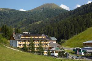 Nespecifikovaný výhled na hory nebo výhled na hory při pohledu z hotelu