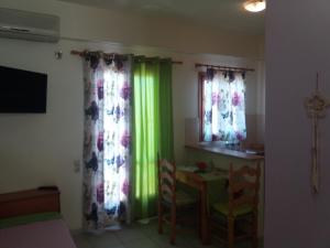 TV a/nebo společenská místnost v ubytování Lia Sofia Apartments