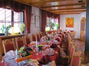 une grande salle à manger avec de longues tables et chaises dans l'établissement May-Hof, à Leverkusen