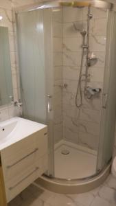 W łazience znajduje się prysznic i umywalka. w obiekcie Bella Vista w mieście Sutivan
