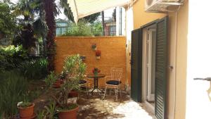 eine kleine Terrasse mit einem Tisch und Stühlen im Innenhof in der Unterkunft "NAR" Opatija center spacious 1 bedroom apt in Opatija