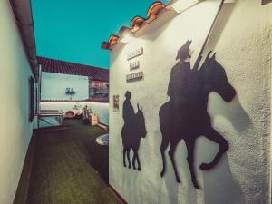 Una pared con una sombra de caballo en ella en Casa Spa Don Gonzalo, en Hoya-Gonzalo