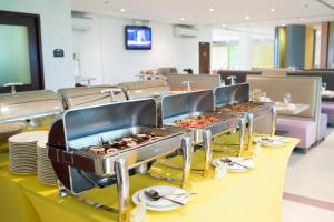 A television and/or entertainment centre at Microtel by Wyndham UP Technohub