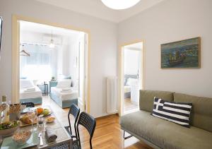 uma sala de estar com um sofá e uma mesa em Attractive Flat near the Acropolis Museum & Metro Station by Athenian Homes em Atenas