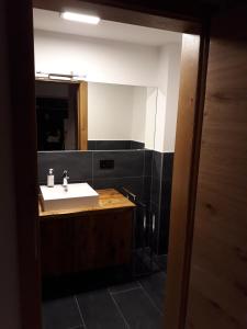 łazienka z białą umywalką i lustrem w obiekcie Haus Riefli- Monique w mieście Sankt Anton am Arlberg