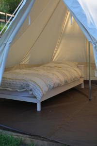 ブレコンにあるBell Tentのキャンバステント内のベッド1台(マットレス付)