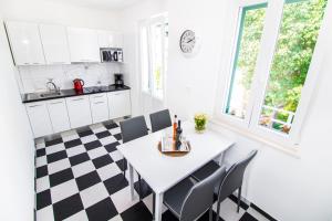 Kuchyňa alebo kuchynka v ubytovaní Apartman Nella