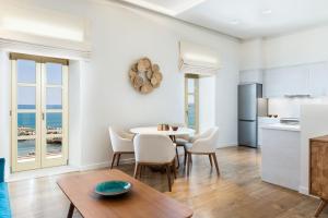 cocina y comedor con mesa y sillas en Avra Apartments Kolymbari Harbour, en Kolimvárion