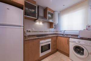 Kuchyň nebo kuchyňský kout v ubytování Apartamentos Jardines del Mar II