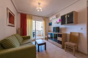TV a/nebo společenská místnost v ubytování Apartamentos Jardines del Mar II