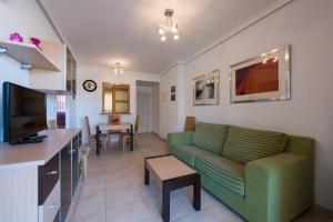 TV a/nebo společenská místnost v ubytování Apartamentos Jardines del Mar II