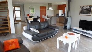 TV a/nebo společenská místnost v ubytování Sable Et Galets