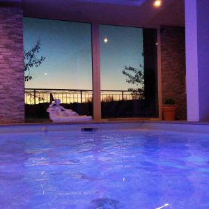 Piscina a Borgo dei Poeti Romantik Hotel o a prop