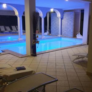 Piscina a Borgo dei Poeti Romantik Hotel o a prop